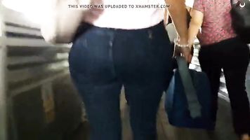 ENORME TRASERO EN JEANS ÉBANO