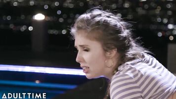 TIEMPO PARA ADULTOS Lena Paul & Joanna Angel Cumswapping Grupo de 3 Sobre L. A. Skyline