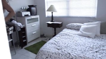 Entrar en sexy Latinas besándose, es lo mejor para volver a casa.
