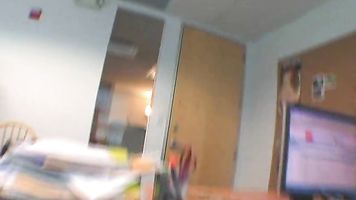 Así que estoy en mi oficina tratando de hacer algo de trabajo, sabes que me tomo mi negocio de assparade muy en serio.