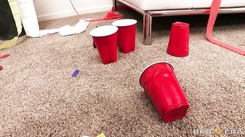 Keiran y Erik se despiertan después de una fiesta salvaje con una rubia tetona haciendo tocino.